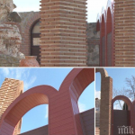 Болгария. В Несебре в античный амфитеатр вставили арки из… пластика