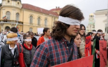 Болгария. Студенты организовали массовое шествие перед парламентом с завязанными глазами