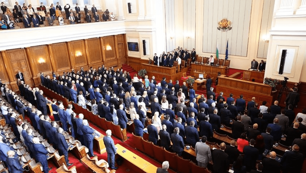 Национальное собрание сербии 8 букв. Болгария парламент заседание. Парламент Софии. Член парламента. Болгарский парламент заседает.